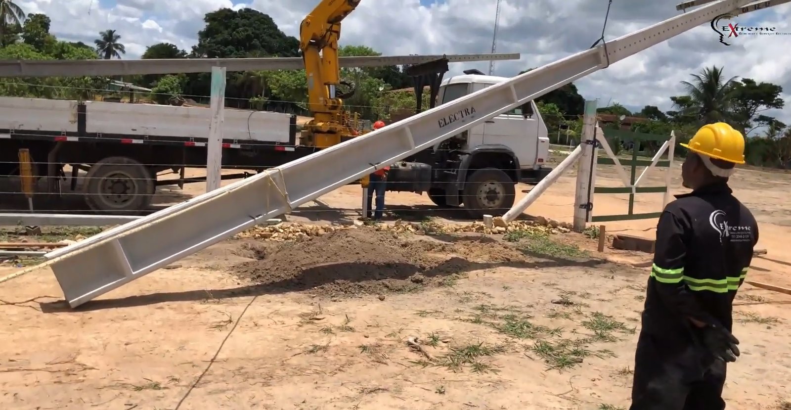 Montagem de subestação elétrica aérea