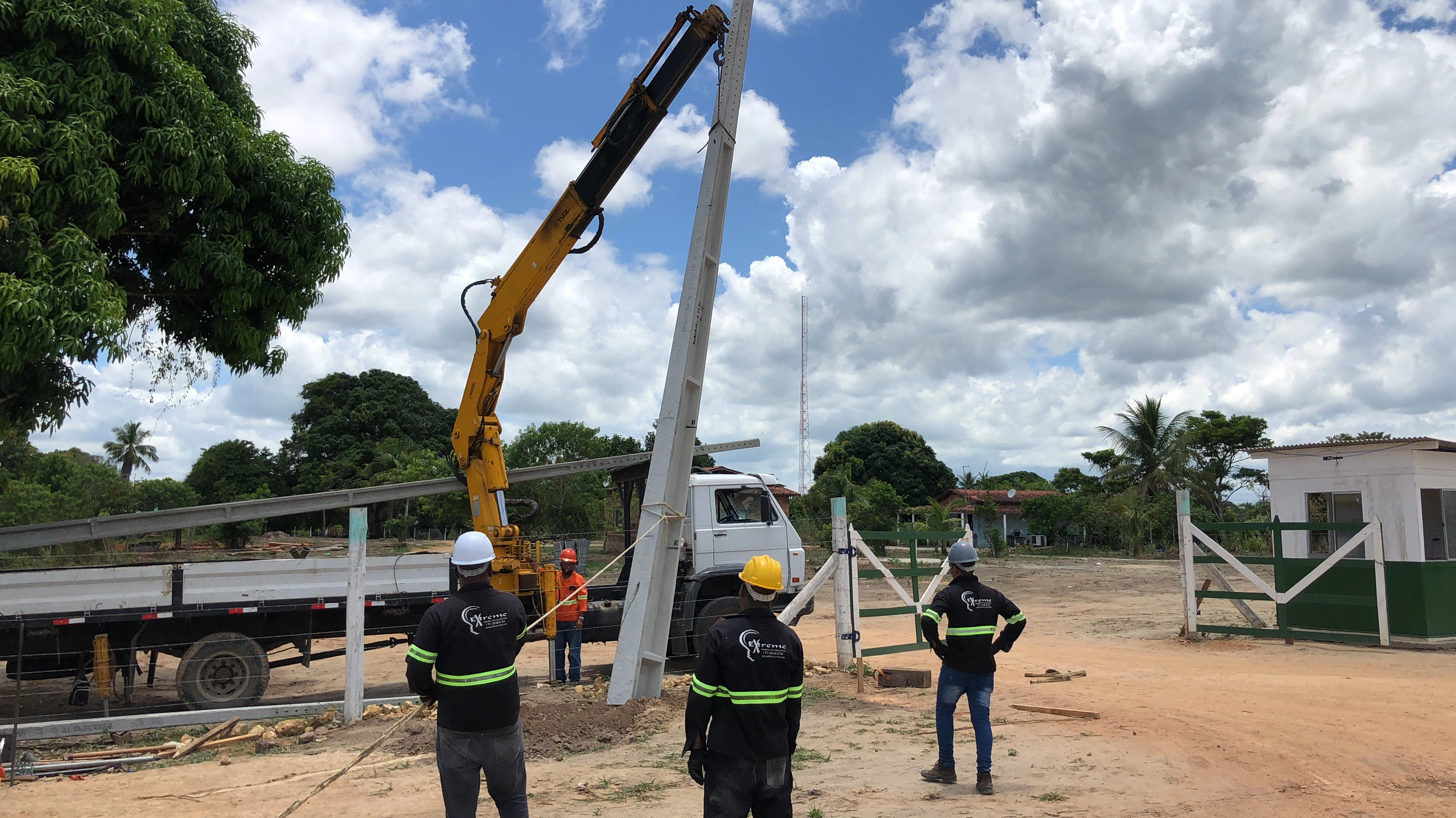 Instalação de postes de rede elétrica em Salvador