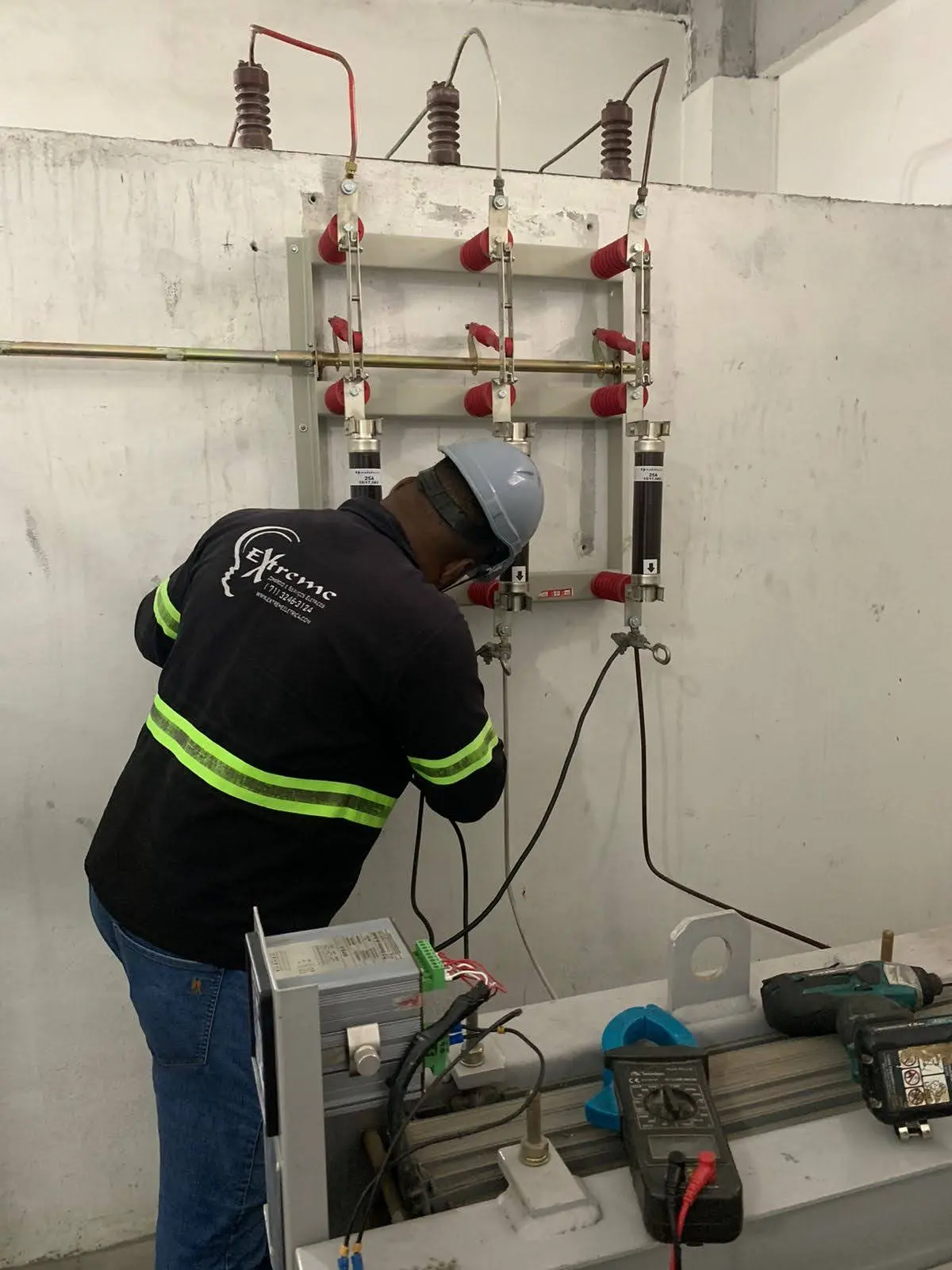 Equipamentos de subestação elétrica abrigada